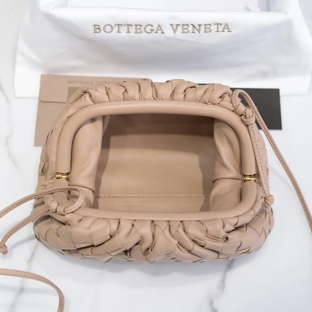 BV cloud bag is in stock, coarse weave, large plaid weave, the pouch cloud bag. Needless to say, this year's most popular bag is not without its reason. The minimalist and slightly wrinkled design is both advanced and a bit lazy. After the new designer came, he directly changed it to a large weave and became super young. It also has a touch of fashion. You must buy it. This year's must-have bag. Size: 22×12×7cm. Real shot ❤️